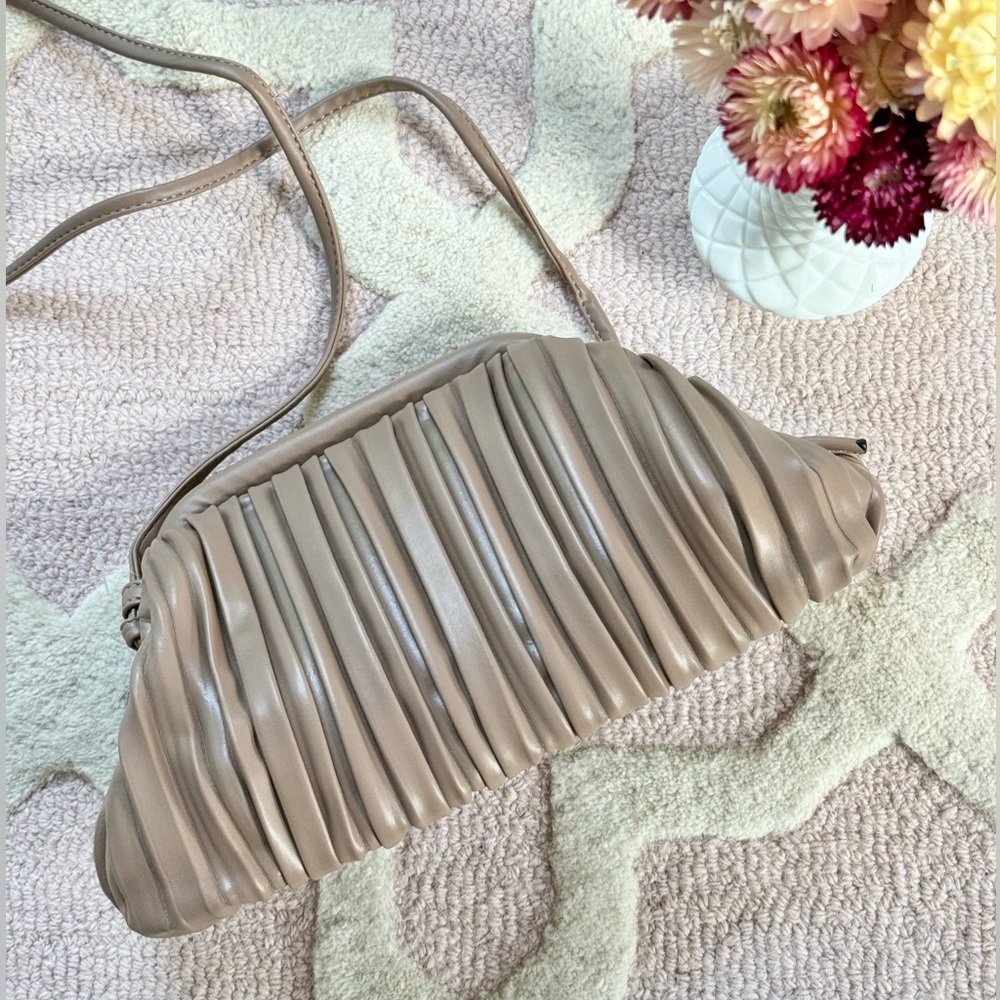 🏷️ NWT NEUTRAL BROWN MINIMALIST CROSSBODY DUMPLING BAG